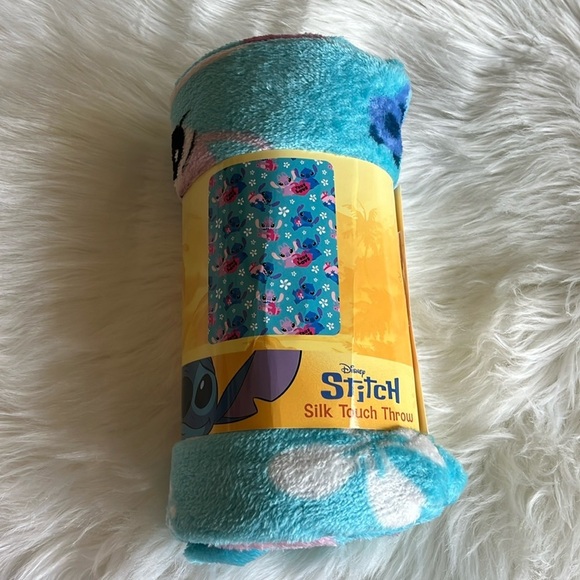 🆕 Disney’s Stitch True Love Throw Blanket 40”x50” - Picture 3 of 4